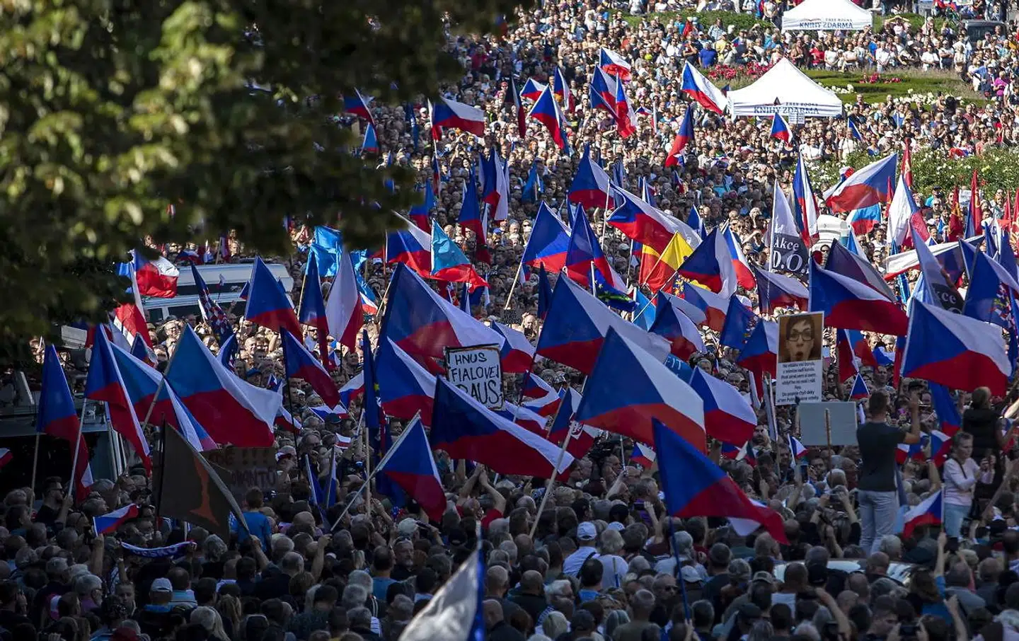 Demonstranter i Prag lørdag. 70.000 deltog
