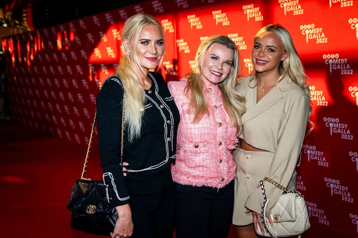 Katerina Pitzner med døtrene Thalia og Elvira på den røde løber til årets Zulu Comedy Galla.