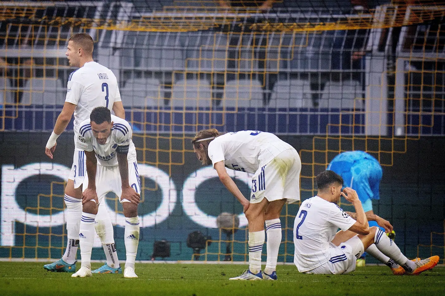 FCK-spillerne ærgrer sig efter at være blevet spillet tynde ved Dortmunds første mål på Signal Iduna Park. Liselotte Sabroe/Ritzau Scanpix