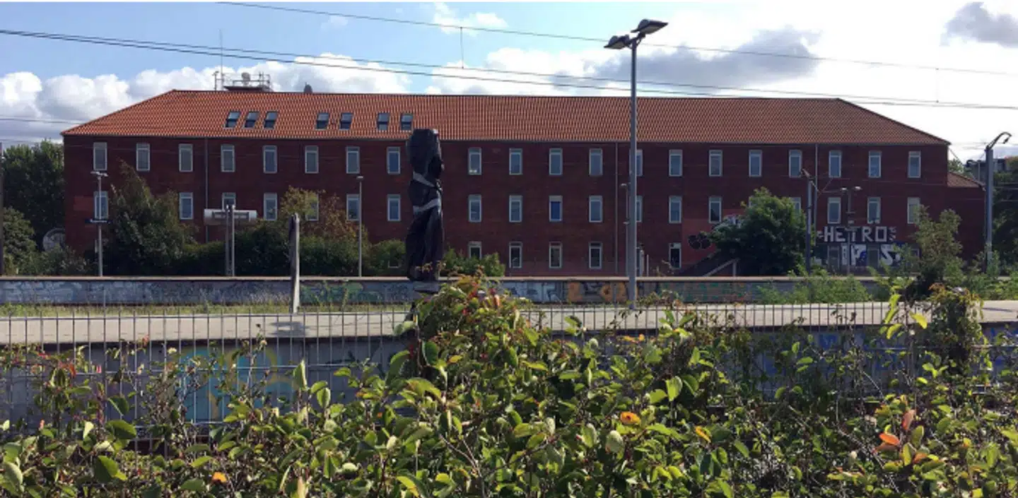 Her vises – set fra Ryparken Station – den bevaringsværdige bygningsfløj mod nord ved DMIs tidligere hovedsæde.