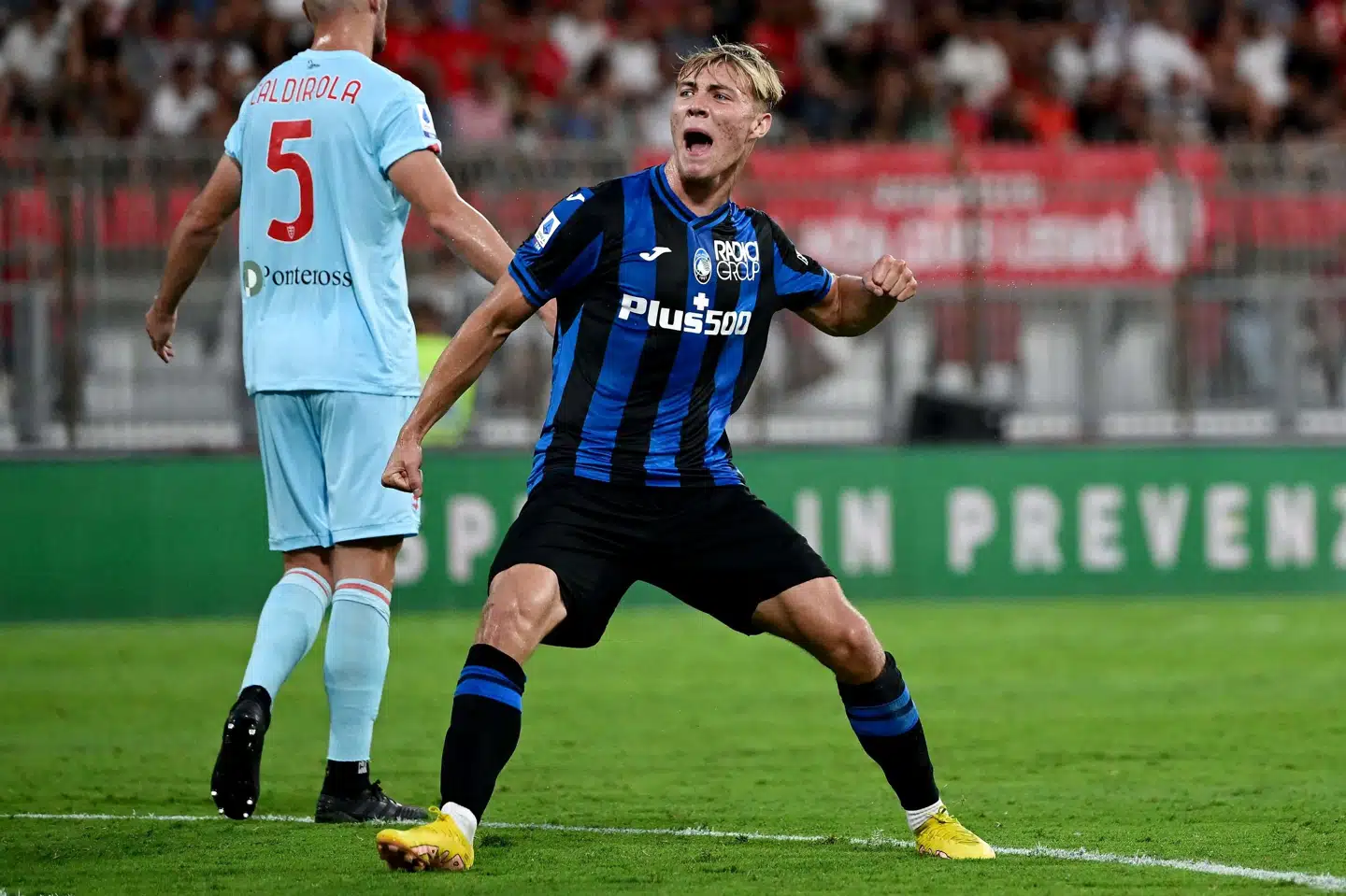 Rasmus Højlund knytter næven ud mod de medrejsende Atalanta-fans, efter at VAR har slået fast, at han nu kan kalde sig Serie A-målscorer. Miguel Medina/Ritzau Scanpix