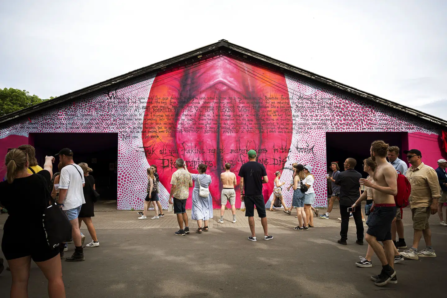 Et kunstprojekt af svenske Carolina Falkholt fortalte i år om en voldtægtshistorie på en tidligere Roskilde Festival. Det blev først dækket til af festivalen af frygt for at støde voldtægtsofre, men forhænget blev siden fjernet.