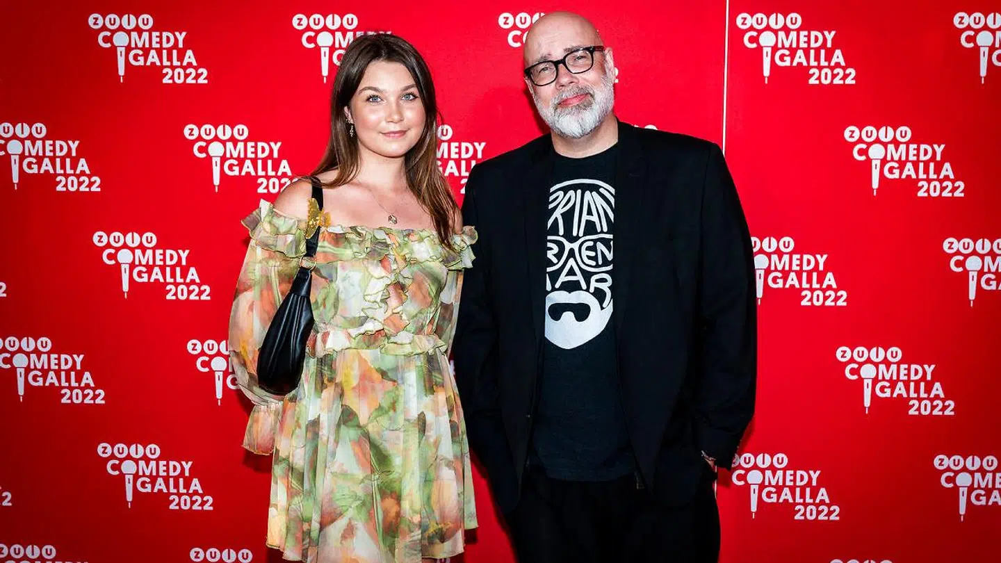 Den 48-årige komiker Brian Mørk med sin 19-årige datter Alicia på den røde løber til Zulu Comedy Galla i Operaen i København torsdag den 1. september 2022