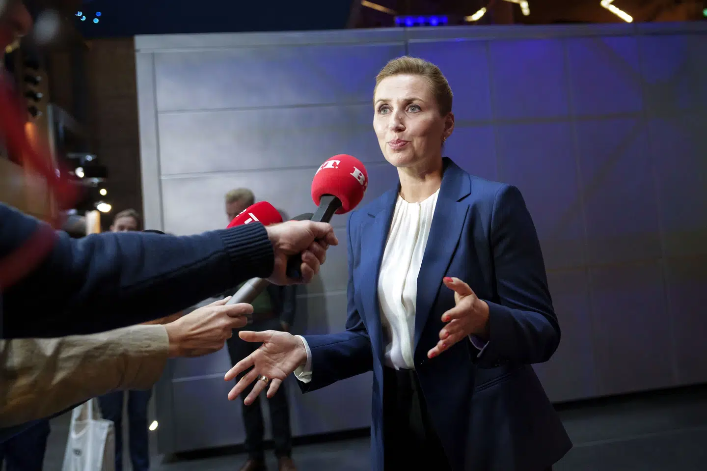 Statsminister Mette Frederiksen (S) ses her efter tv-debatten på DR søndag aften, hvor hun til De Konservatives formand Søren Pape Poulsens store undren sagde, at hans partis 2030-plan vil betyde fyring af 40.000 offentligt ansatte. Keld Navntoft/Ritzau Scanpix