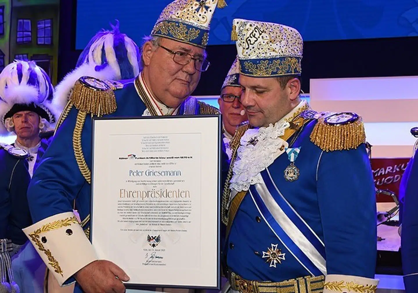 Peter Griesemann (tv.) bliver her ærespræsident for Blaue Funken.