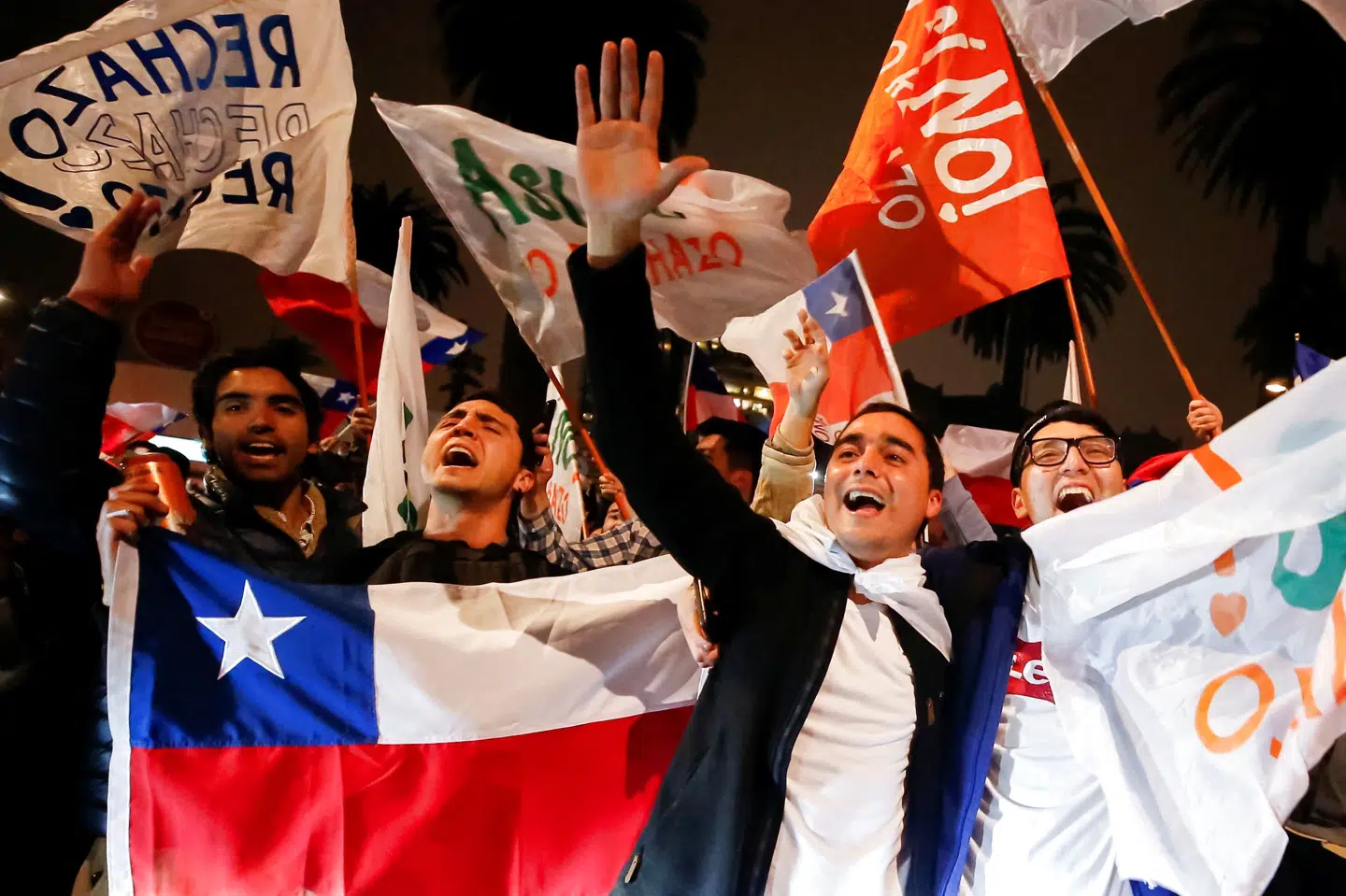 Støtter af nej-kampagnen er begejstrede, efter at de foreløbige resultater viser, at Chile forkaster forslag om ny forfatning søndag. Rodrigo Garrido/Reuters