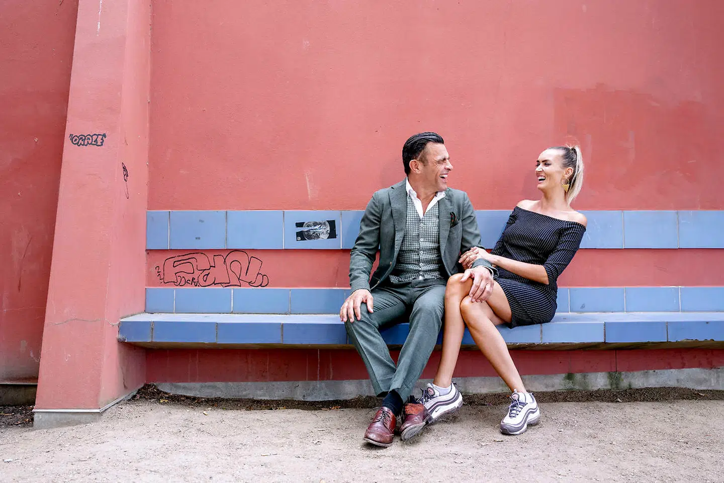 Det er ikke kun Jim Latrache-Qvortrups hemmeligheder og løgne, der har bundet dem sammen. De elsker også at hænge ud sammen. Og ikke mindst grine sammen.