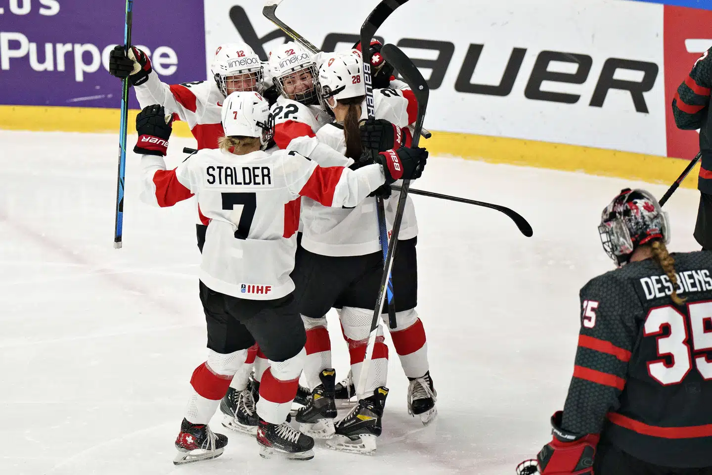 Canadas ishockeykvinder var suveræne i semifinalen mod Schweiz, som blev spillet ud af banen i Herning. Henning Bagger/Ritzau Scanpix