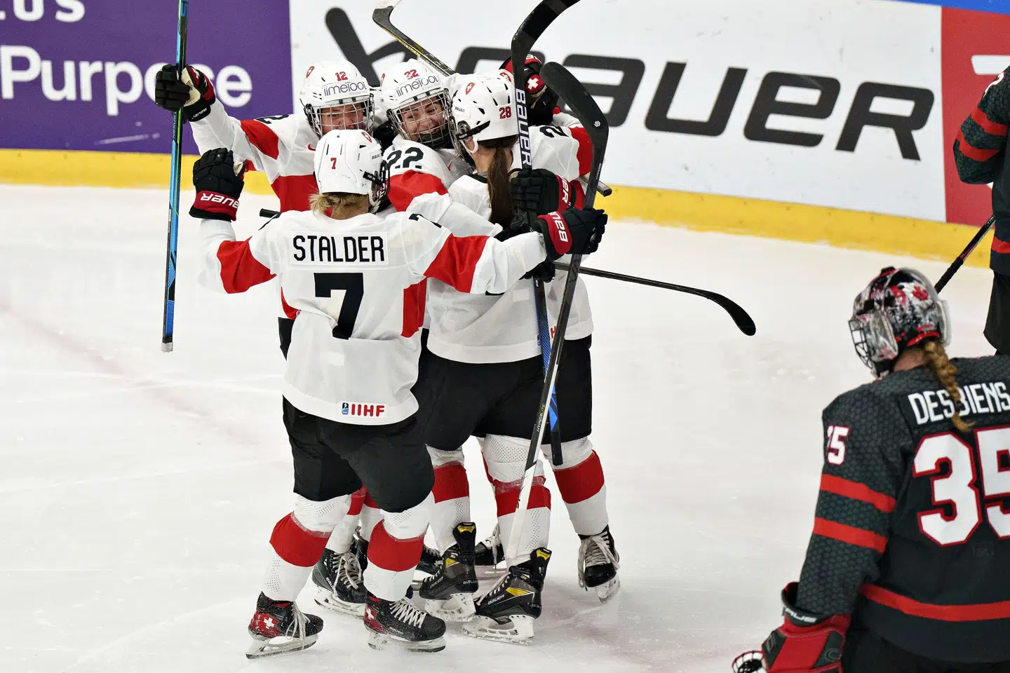 Canadas ishockeykvinder var suveræne i semifinalen mod Schweiz, som blev spillet ud af banen i Herning. Henning Bagger/Ritzau Scanpix