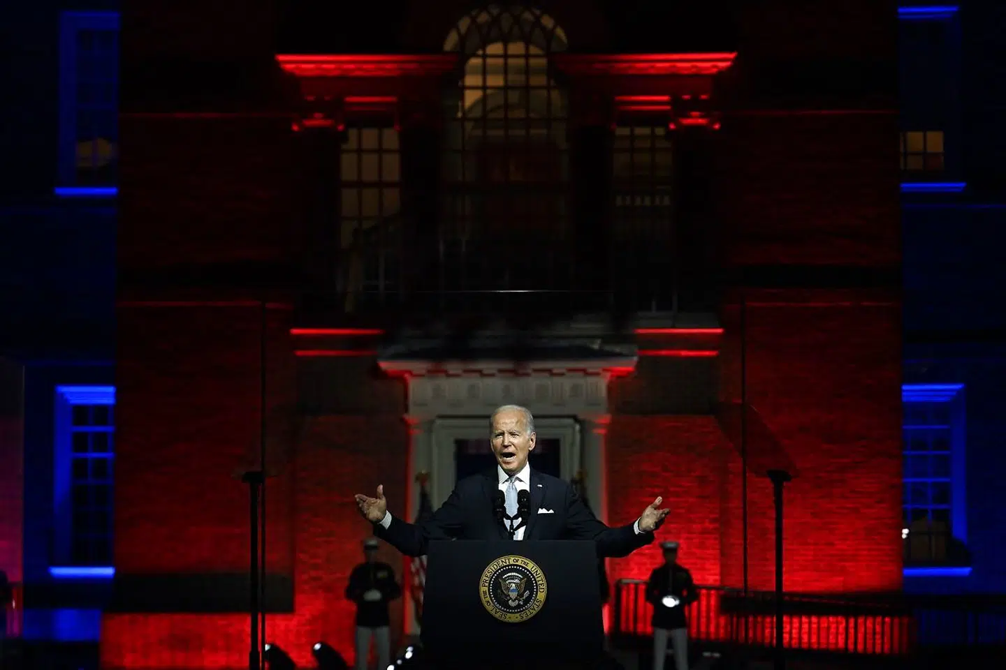 Scenen for Joe Bidens tale til nationen var bevidst dramatiseret.