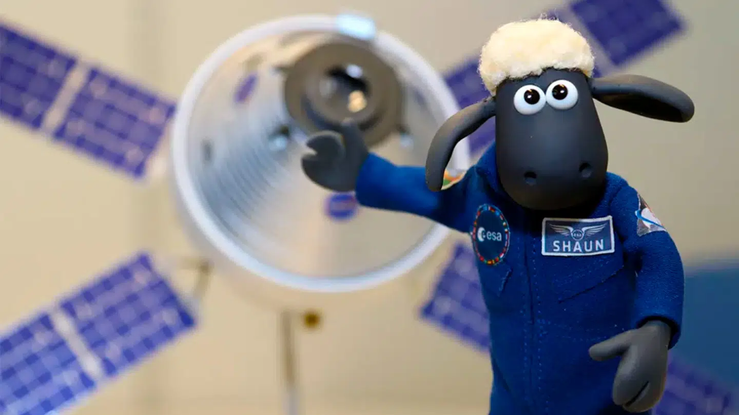 Frode Får foran Orion-fartøjet iført det officielle Artemis 1 Flight Kit. Foto: European Space Agency