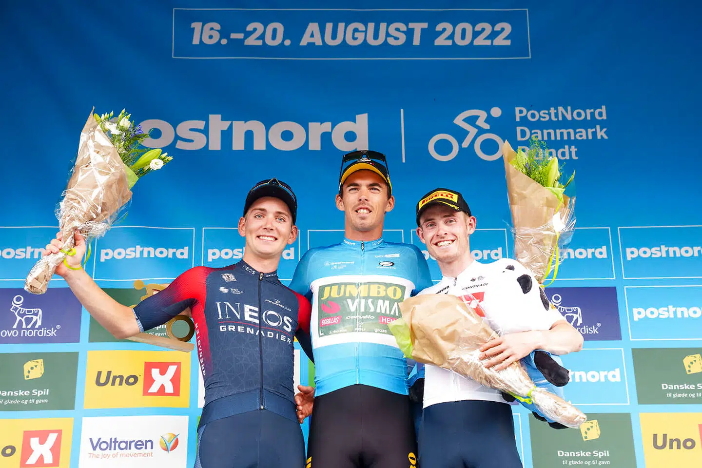 Mattias Skjelmose under en af sine utallige podieplaceringer i 2022. Her ved PostNord Danmark Rundt, hvor han endte på en samlet tredjeplads efter Christophe Laporte (i midten) og Magnus Sheffield (tv.).