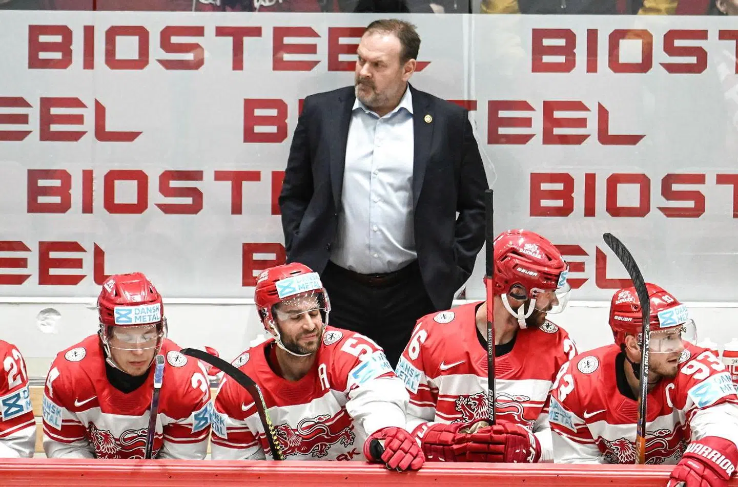 Landstræner Heinz Ehlers tror mest på Aalborg Pirates og Rungsted Seier Capital i kampen om DM-guldet. Her er han i Danmarks boks under den sensationelle VM-sejr på 3-2 over Canada i maj i Helsinki.