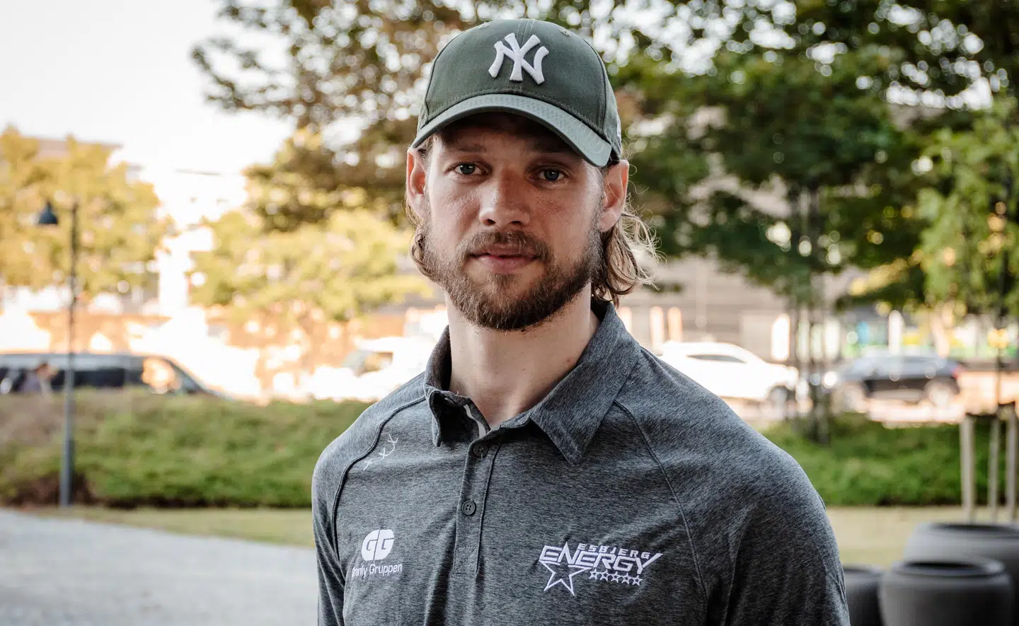 Danmarks bedste back, Philip Larsen, rejste hjem fra KHL et år før tiden på grund af Ruslands invasion af nabolandet Ukraine og bliver et kæmpescoop for Esbjerg Energy i kampen om DM-guldet.