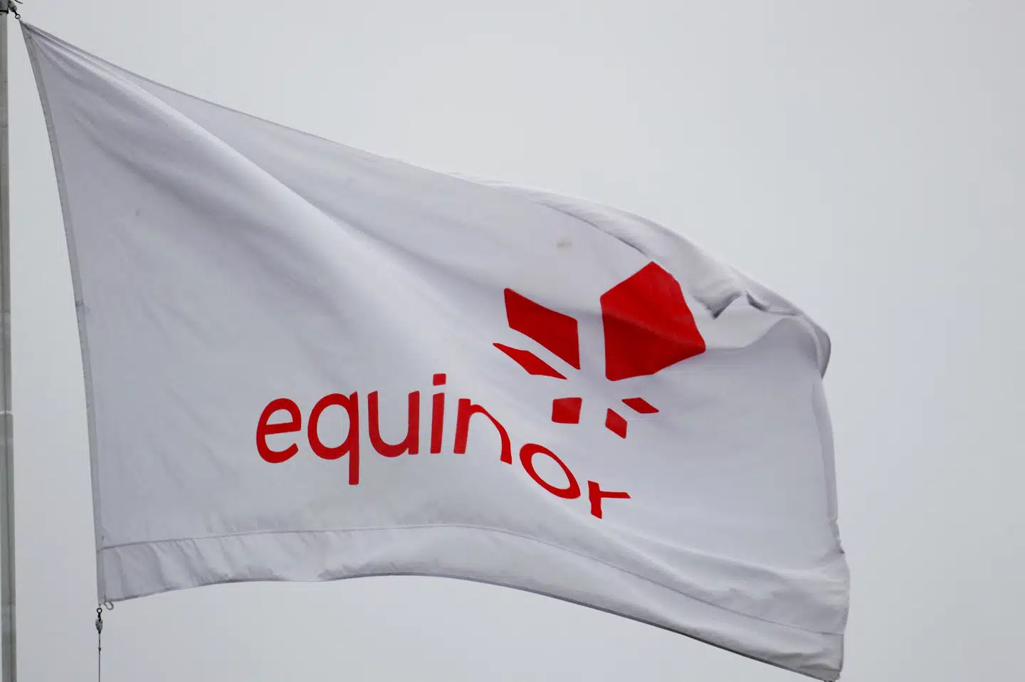 Norske Equinors flag vajer ved hovedkvarteret i Stavanger. Selskaber et en sammenslutning af det tidligere Statoil og Norsk Hydro. Ints Kalnins/Reuters