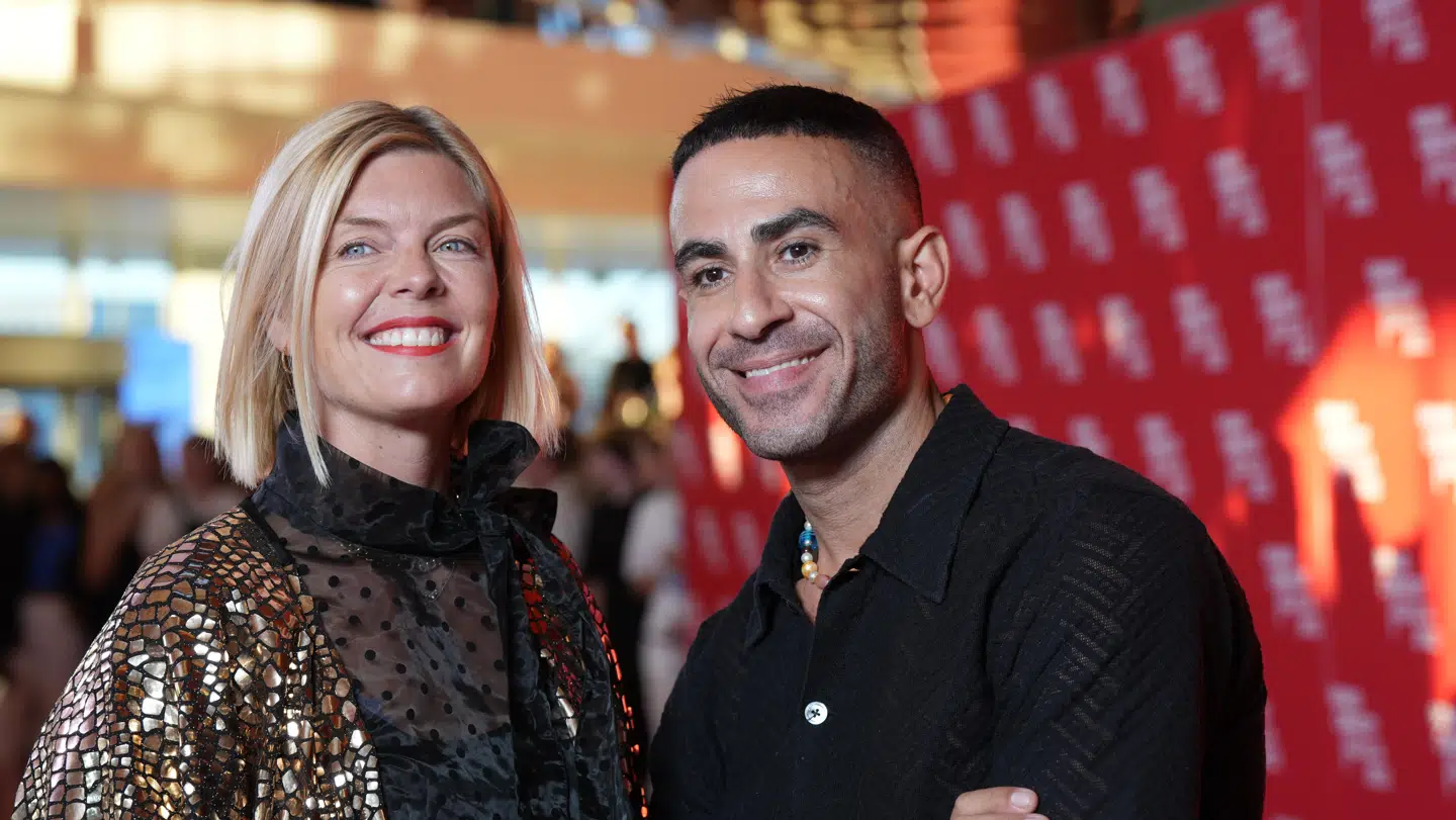 Abdel Aziz Mahmoud på den røde løber til Zulu Comedy Galla med en veninde, der altså ikke er hans datter Avas mor. Hun må selv fortælle om sig selv, hvis hun får lyst til det, sagde den 39-årige tv-vært.