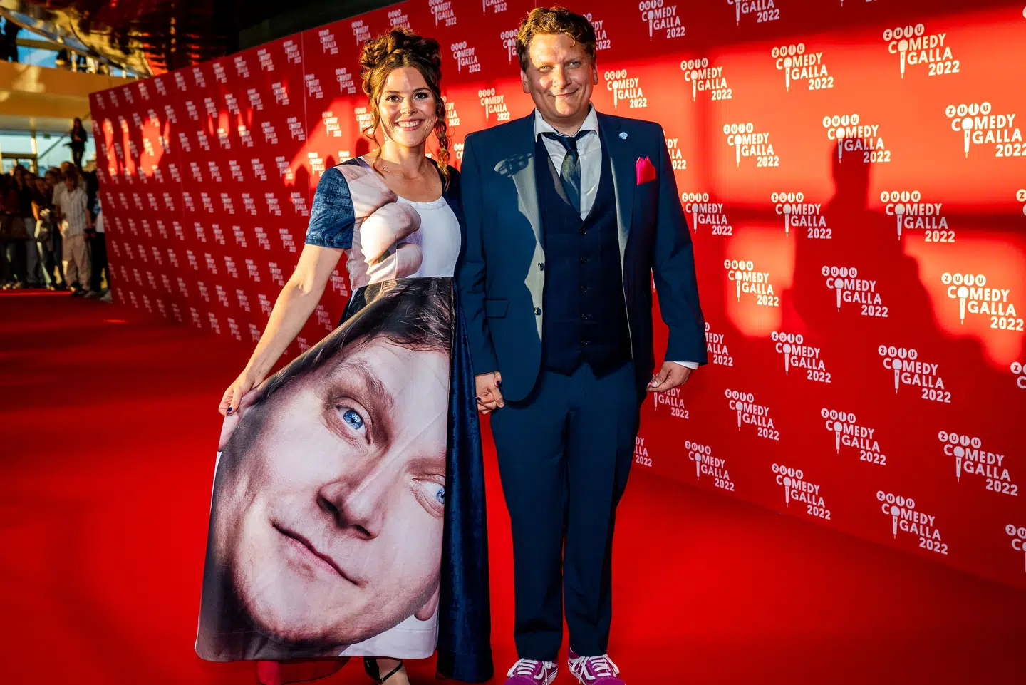 Der var ingen tvivl om, hvem Cecilia Hansen ledsagede til årets Zulu Comedy Galla. Hun havde fået specialsyet en kjole med et motiv af sin mand, Heino Hansen. Parret mødte hinanden på datingappen Tinder og er i dag forældre til to sønner. Ida Marie Odgaard/Ritzau Scanpix