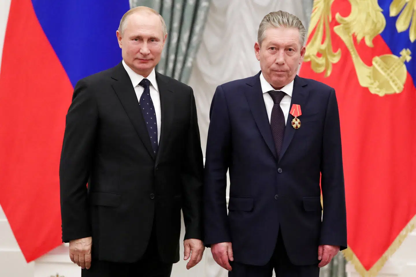 Lukoils Ravil Maganov sammen med Ruslands præsident Vladimir Putin, i november 2019, efter han har modtaget en medalje - Aleksander Nevskij-ordenen. Maganovs selskab oplyser, at han er død efter alvorlig sygdom. Kilder siger, at han faldt ud af et hospitalsvindue. Sputnik/Reuters