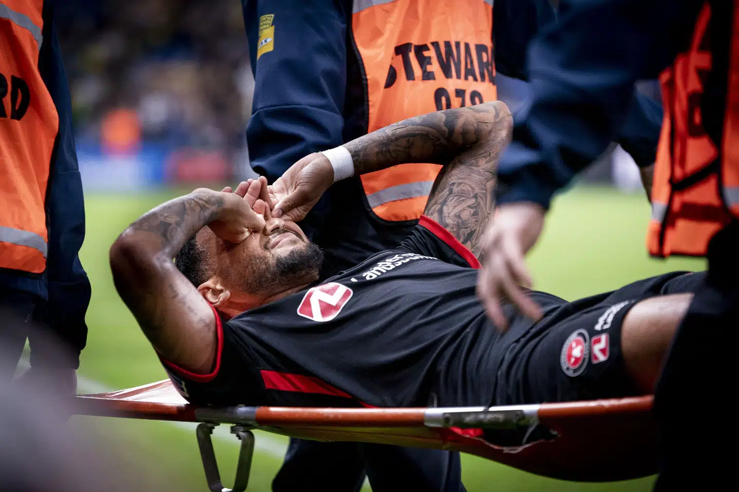 Junior Brumado måtte bæres fra banen på Brøndby Stadion efter sit solouheld. Liselotte Sabroe/Ritzau Scanpix