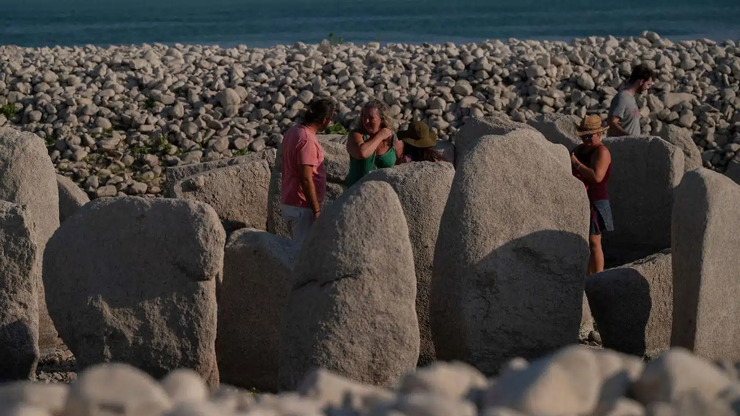 Turister besøger Dolmen de Guadalperal.