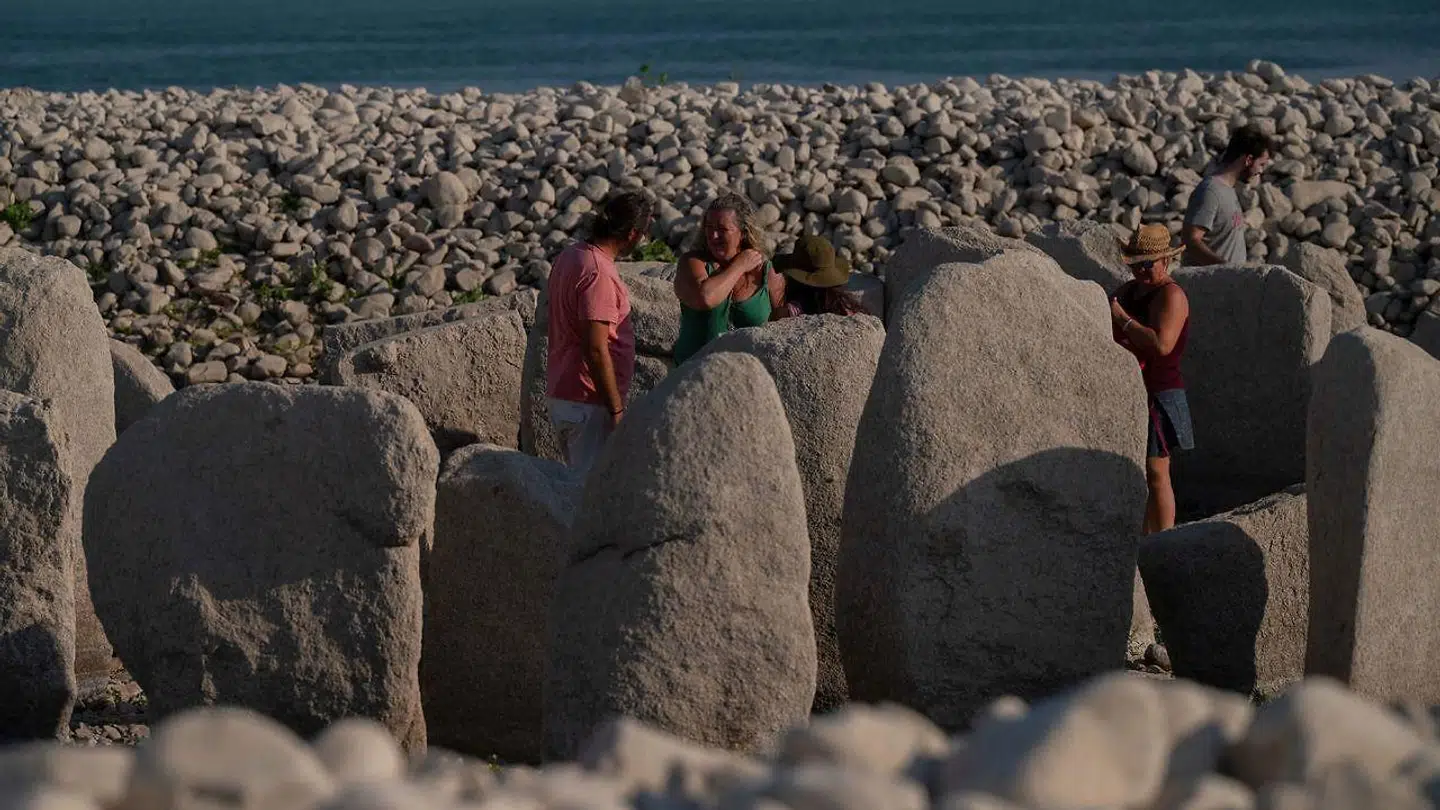 Turister besøger Dolmen de Guadalperal.