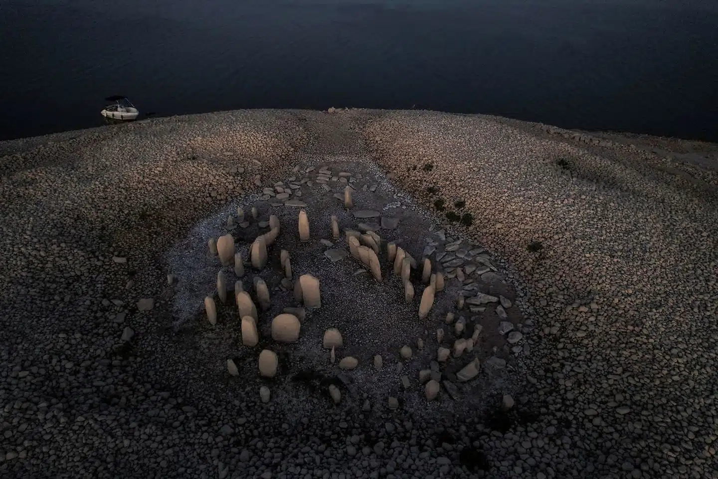 Den lave vandstand har fritlagt det historiske monument.
