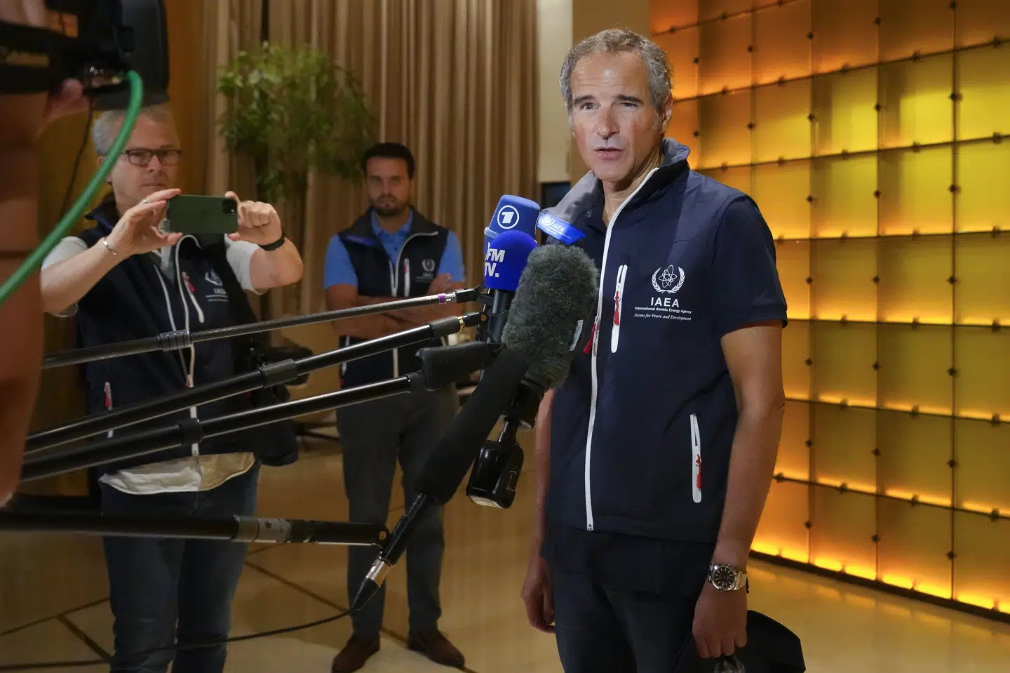 Onsdag formiddag sagde Rafael Grossi, der er chef for FN's atomenergiagentur, IAEA, at han og hans delegation vil bruge et par dage ved atomkraftværk i den ukrainske by Zaporizjzja. Her skal de undersøge kraftværket, som ligger midt i et område, der har været under beskydning fra Ukraine og Rusland. Efrem Lukatsky/Ritzau Scanpix