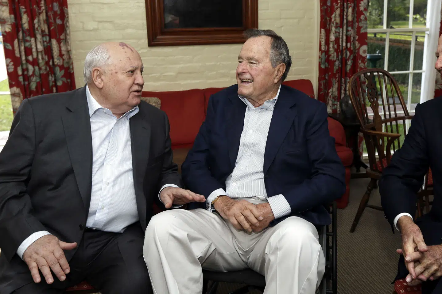 Her ses Mikhail Gorbatjov (til venstre) sammen med tidligere præsident i USA George H.W. Bush (i midten) og tidligere udenrigsminister i USA James Baker (til højre) i Houston i 2012. David J. Phillip/Ritzau Scanpix