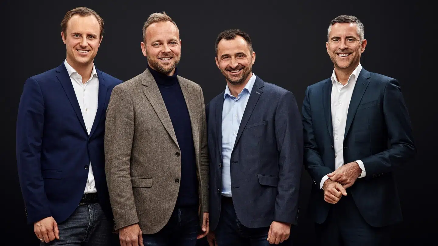 Urban-Hald-bagmændene sammen med løverne Jacob Risgaard (th.) og Christian Arnstedt (tv.).