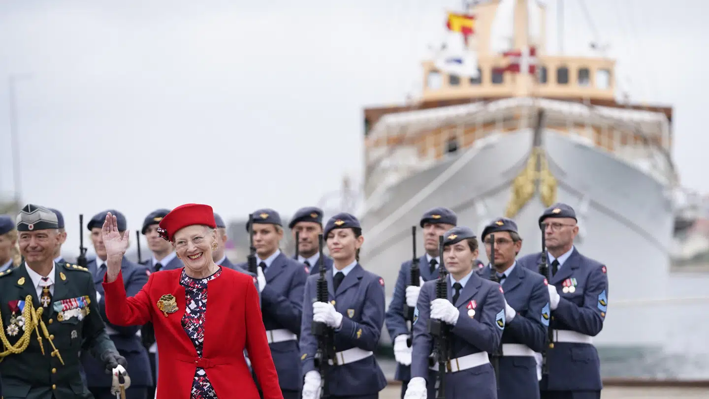 Dronning Margrethe ankom mandag formiddag alene med Kongeskibet Dannebrog til flådestationen i Korsør, hvor hun blev overrasket af sine to sønner.