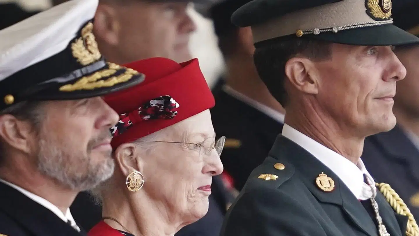 Dronning Margrethe ankom mandag formiddag alene med Kongeskibet Dannebrog til flådestationen i Korsør, hvor hun blev overrasket af sine to sønner, kronprins Frederik og prins Joachim, der overraskede med deres deltagelse, der foregik i fuld uniform.