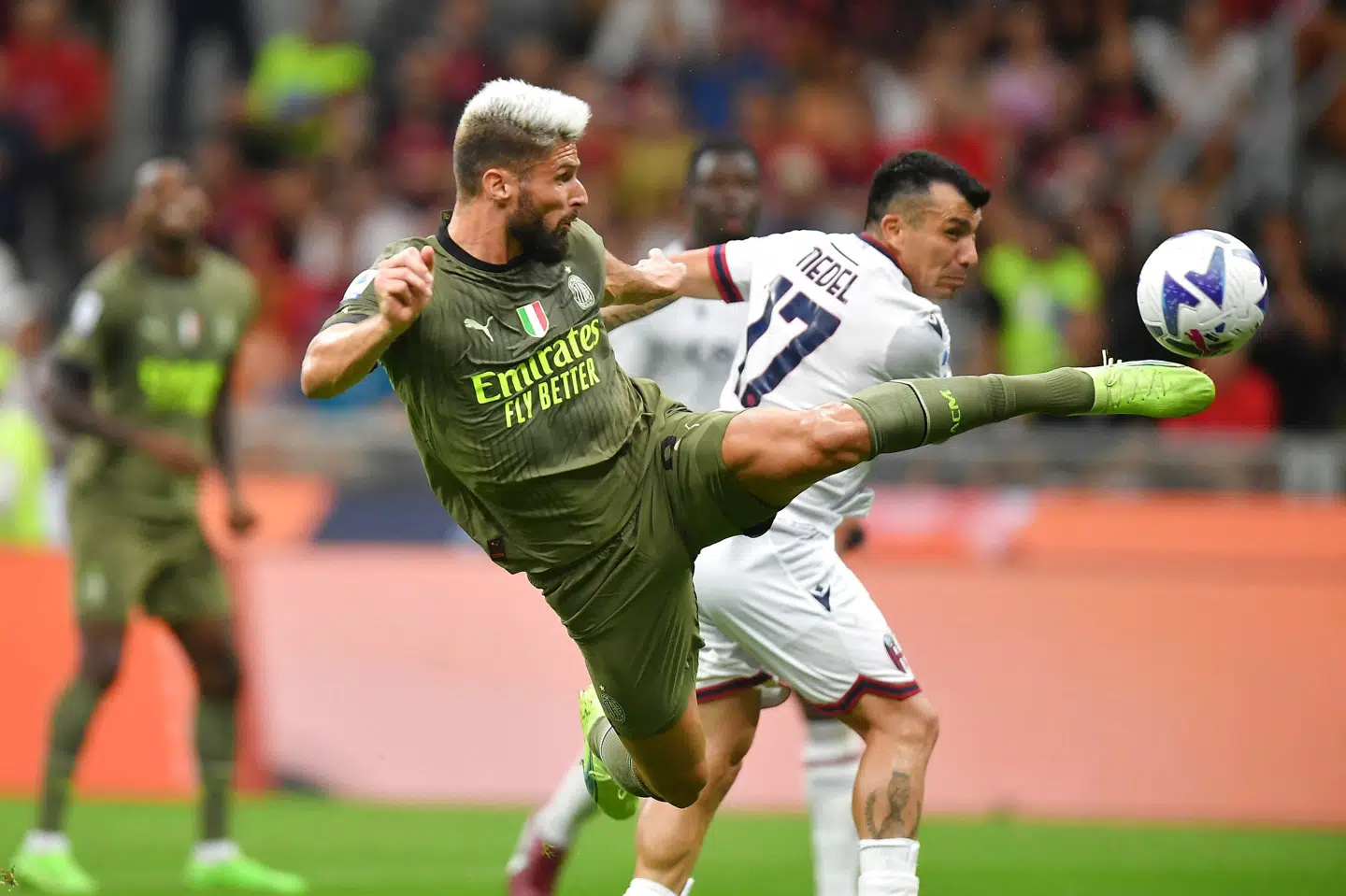 Trods sine snart 36 år er Olivier Giroud stadig ganske bevægelig og skarp. Det beviste han lørdag med sin akrobatiske scoring i 2-0-sejren over Bologna. Daniele Mascolo/Reuters