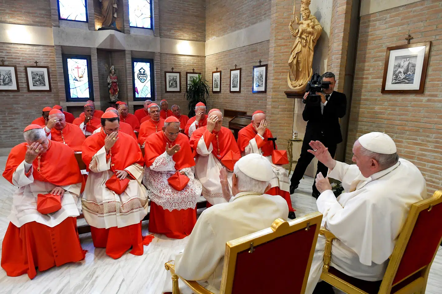 Pave Frans (t.h.) og den 95-årige pave emeritus Benedikt XVI ved lørdagens ceremoni, hvor pave Frans udnævnte 20 nye kardinaler. Vatican Media/Reuters