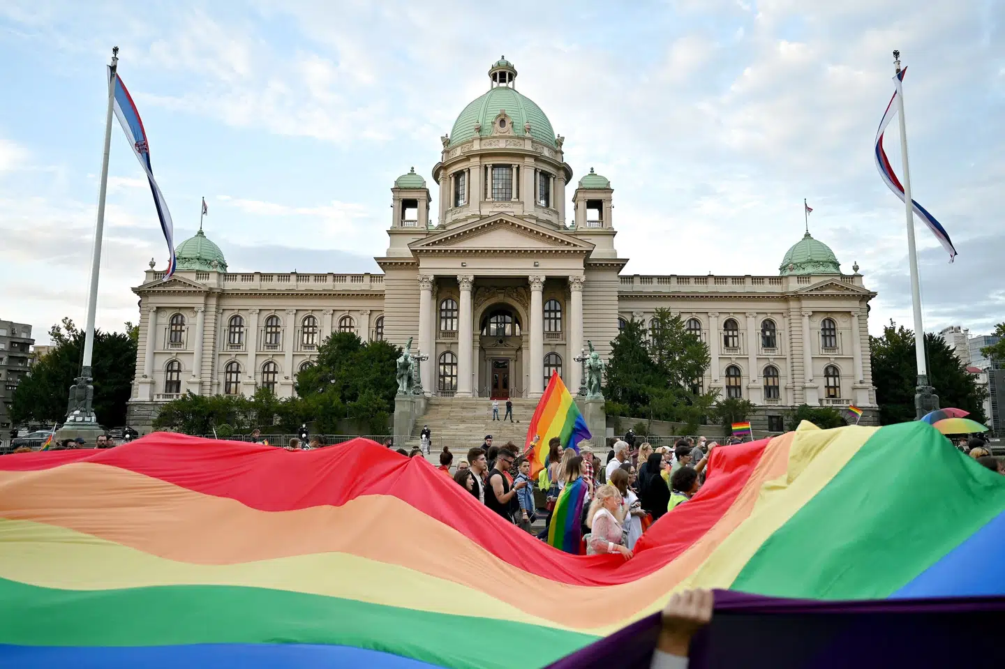 Deltagere med regnbueflag under sidste års Beograd Pride-parade foran det serbiske parlament i september 2021. I år skulle Serbien have været vært for den første Europride i Sydøsteuropa, men regeringen trækker sig nu som vært for arrangementet. Andrej Isakovic/Ritzau Scanpix