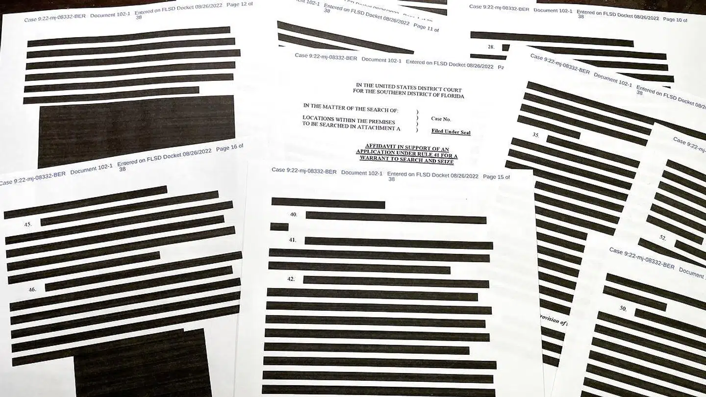 Papirer fra kendelsen, der gav FBI lov til at ransagde Mar-a-Lago. REUTERS/Jim Bourg.