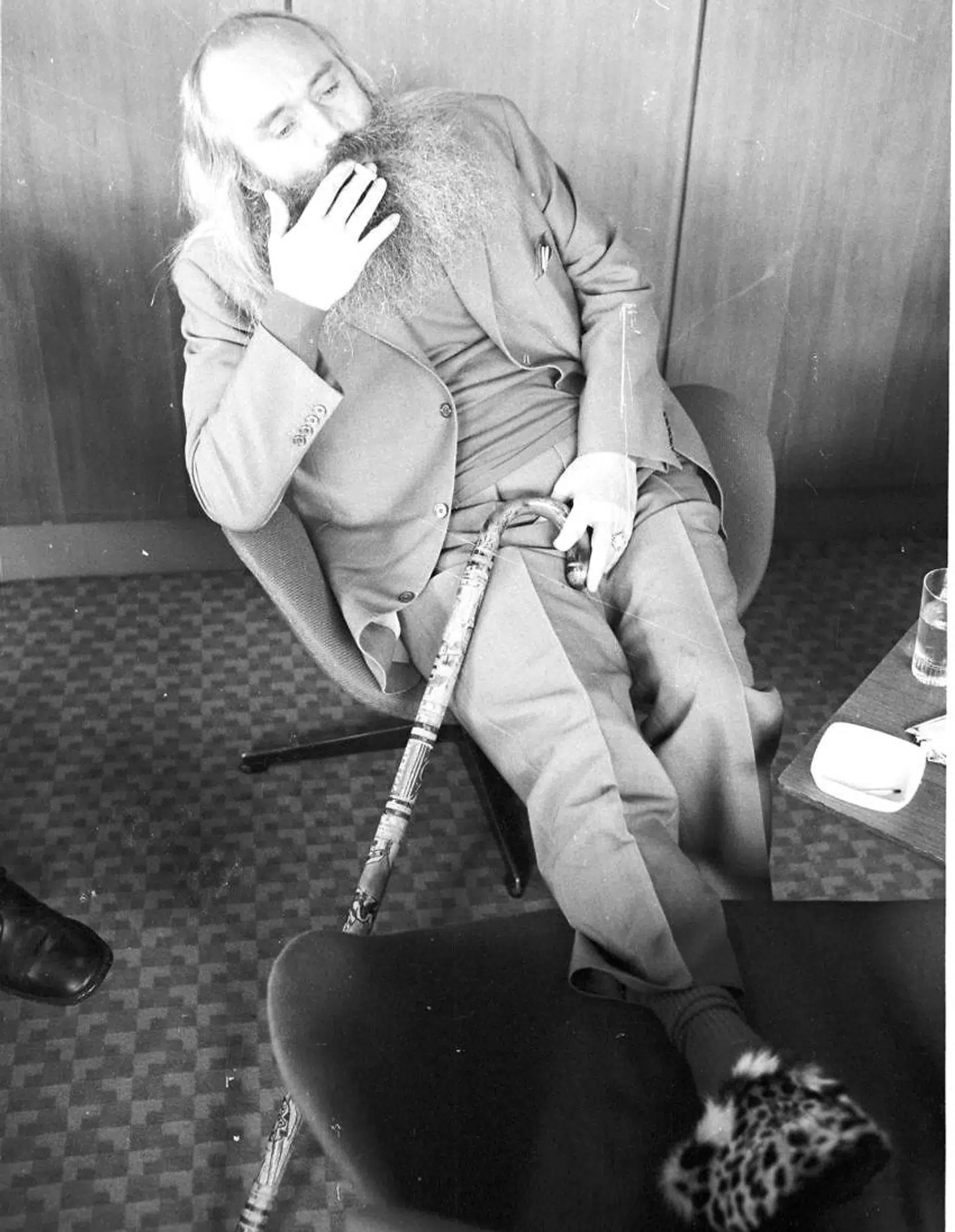 Simon Spies iført sine berømte leopardhjemmesko, som var det første Annette Klingenberg så, da han åbnede døren.