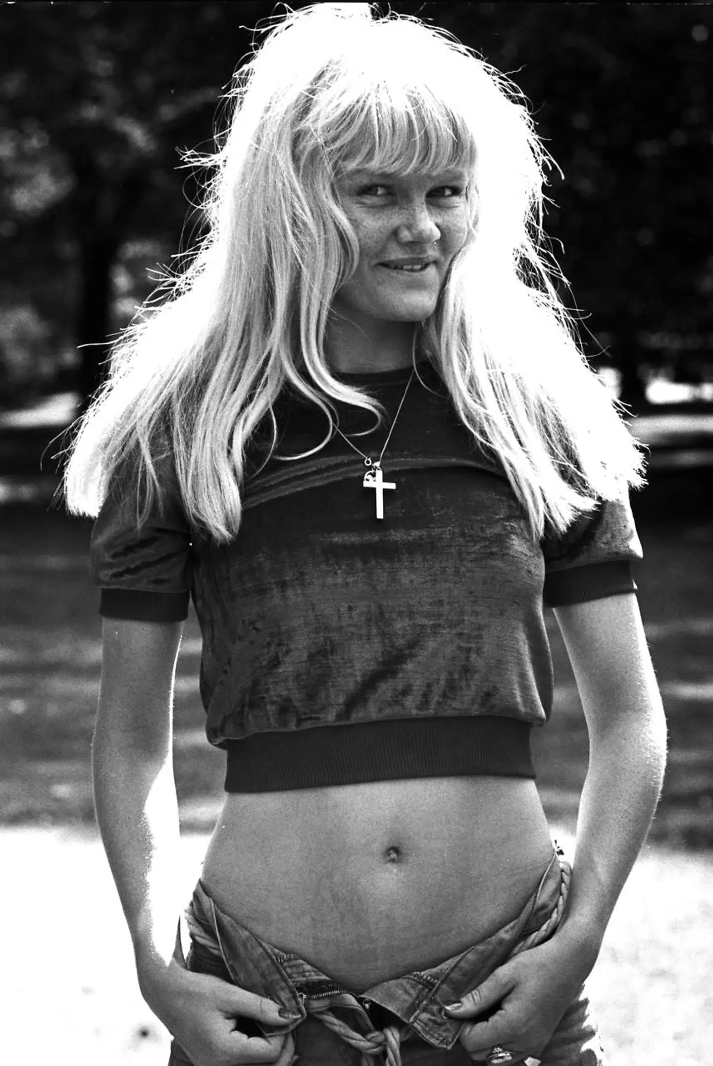 En ung Annette Klingenberg poserer for fotografen.