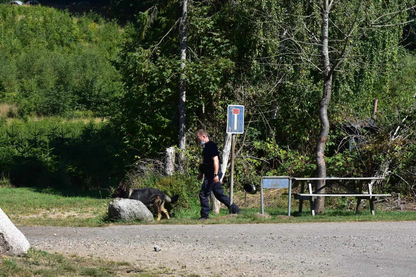Politiet er stadig massivt til stede på adressen, hvor et par blev fundet dræbt onsdag
