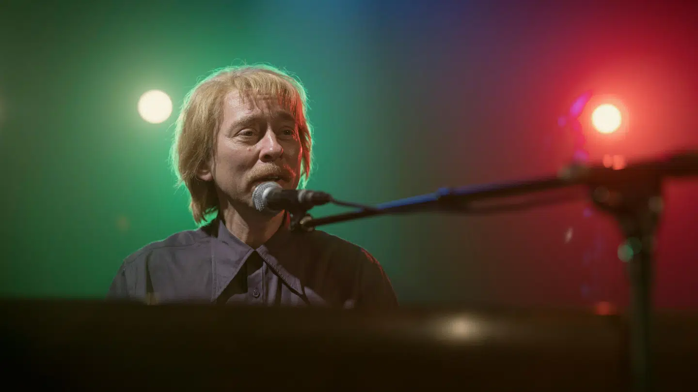 Brian Lykke som Flemmings ven og bandmedlem Jes.