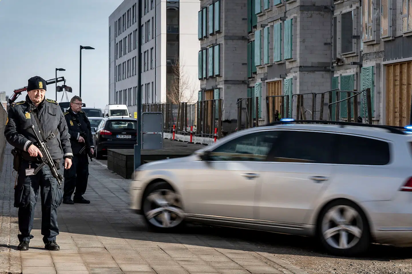 Under retsmøder om varetægtsfængsling af de anholdte har der været massiv politibevogtning ved retten.