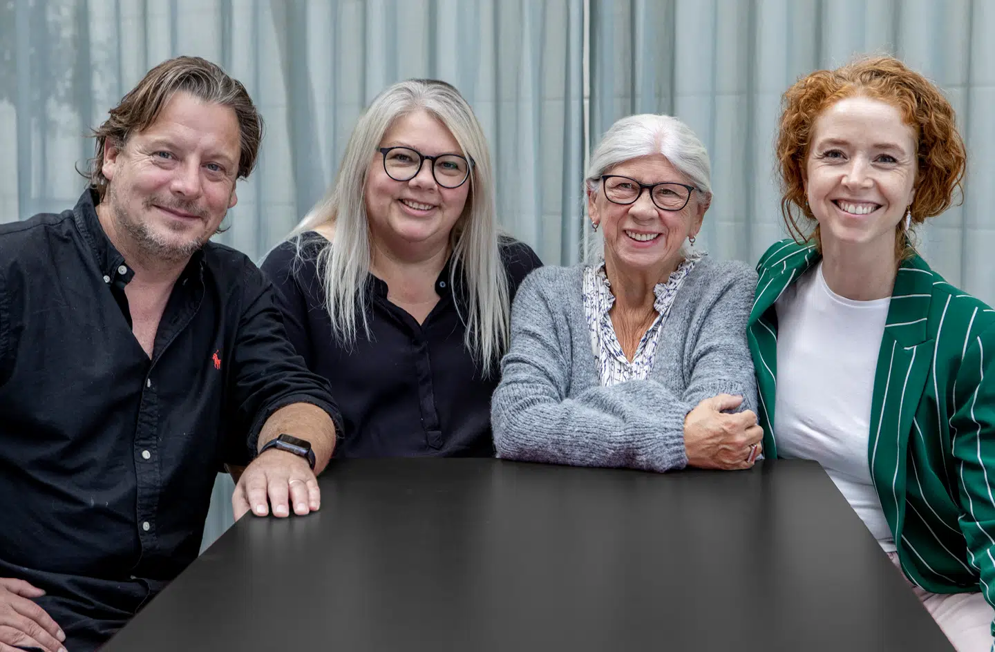 Skuespillerne Anders W. Berthelsen og Johanne Louise Schmidt sammen med Bamses kone, Käte, og datteren, Tine. Foto: Jens Juncker-Jensen. Nimbus Film