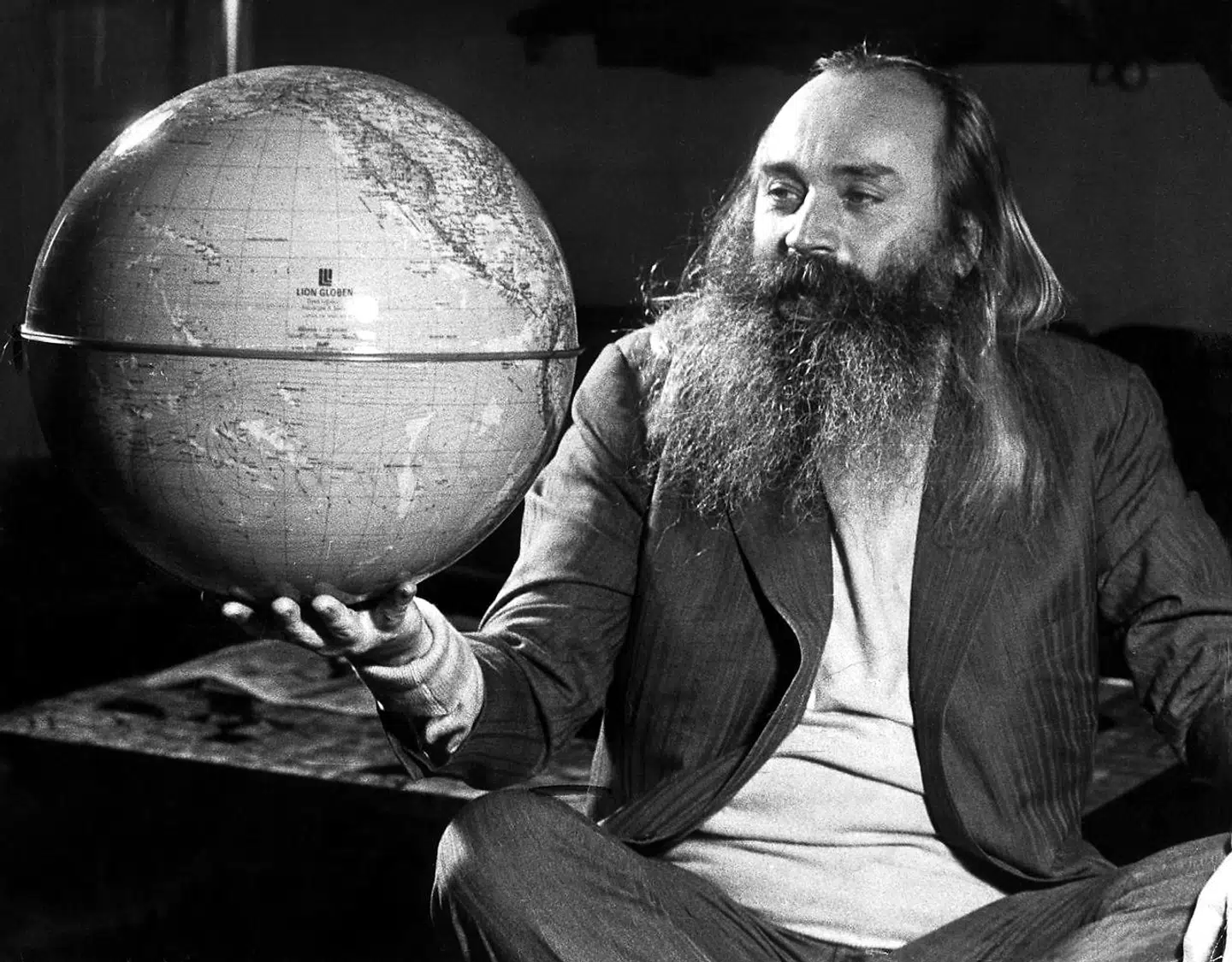 Det var ikke kun charterrejser, som Simon Spies havde fokus på i 1960erne. I en årrække var han besat af de åndelige og tog stoffer i brug for at komme på dem.