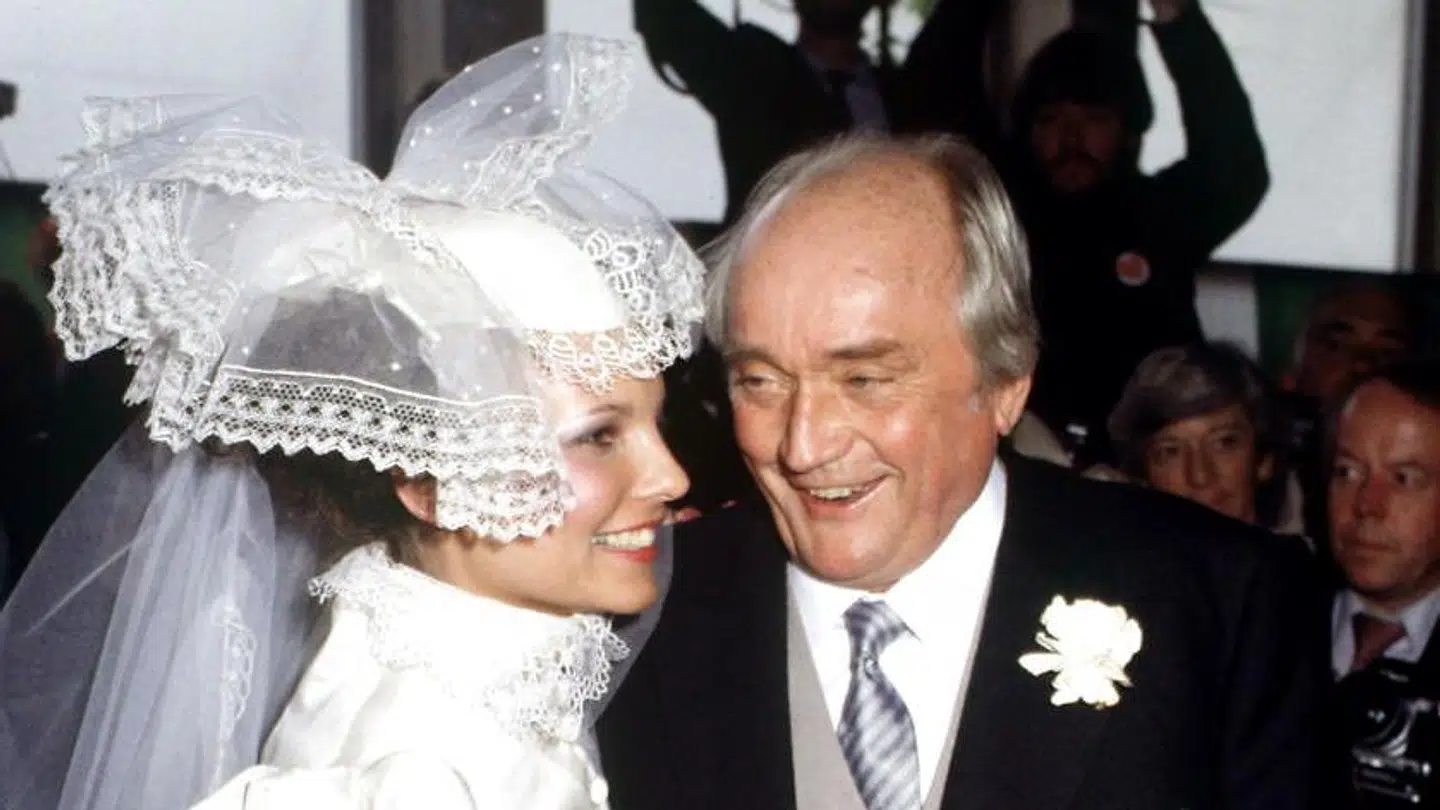 Simon Spies gifter sig i 1983 med den kun 20-årige Janni Brodersen, som arbejdede i Spies Rejser som kassedame.