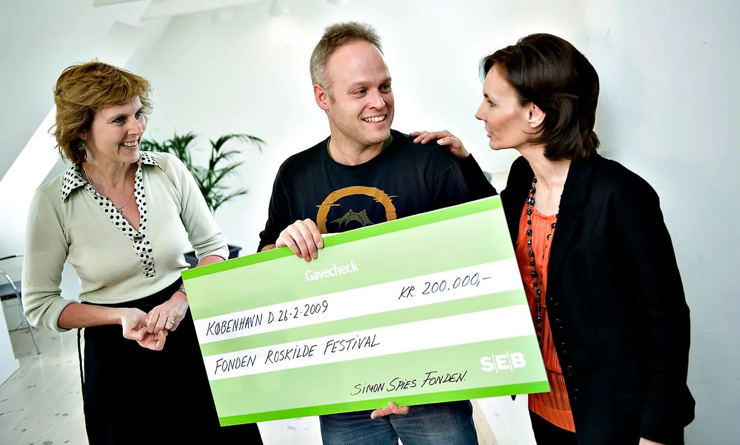 Roskilde Festival, Green Steps Tour, ved talmand Esben Danielsen, torsdag26. februar i Klima- og Energiministeriet, ved overrækkelsen af Simon Spies Fondens Klimapris. Esben er flankeret af energi- og klimaminister Connie Hedegaard og Janne Kjær.