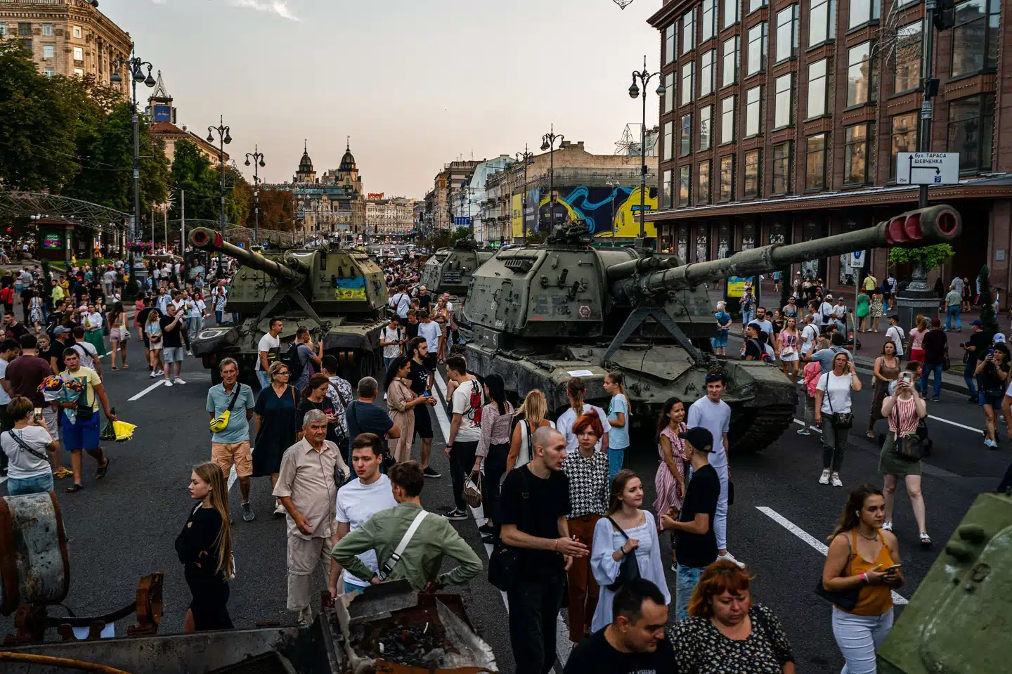En gade i Kyiv er blevet lavet om til et udendørs museum for ødelagt russisk militær udstyr. Lørdag var mange borgere ude for at kigge på udstyret.