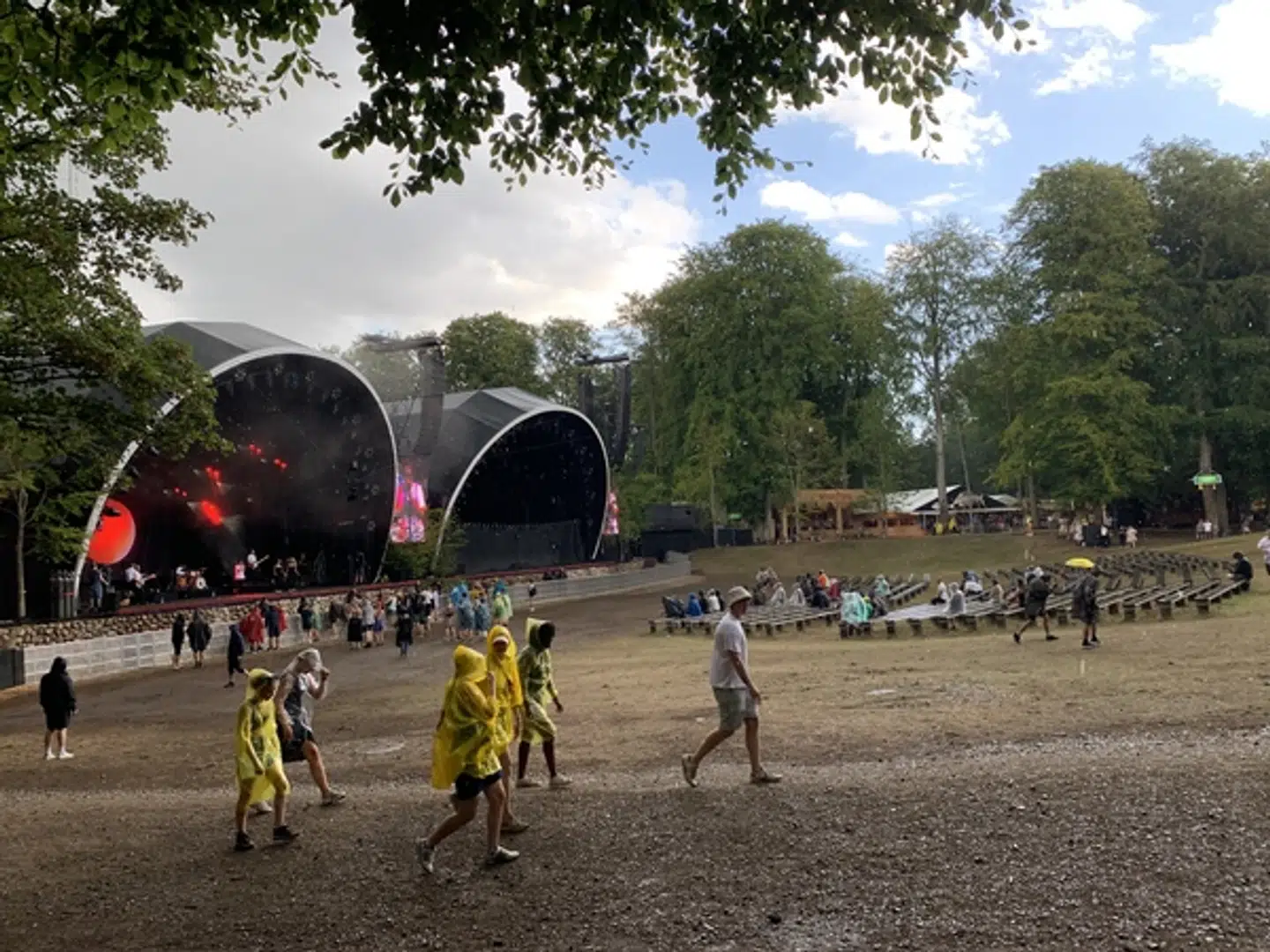 Ikke mange var mødt op, da Freja Kirk åbnede Bøgescenen torsdag eftermiddag på årest Smukfest.