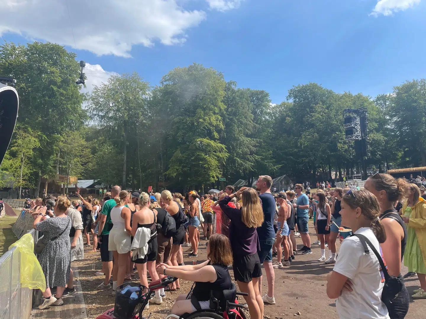 Da solen dukkede op, gjorde publikum det samme.