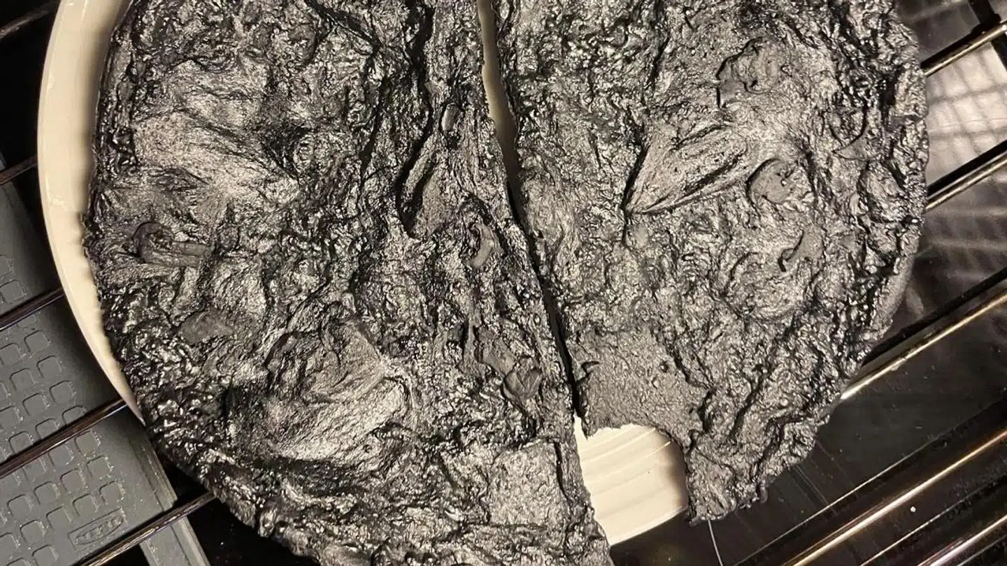 Sådan ser resultatet ud af en frysepizza, som har fået fire timer for meget. Foto: Trøndelags brand- og redningstjeneste