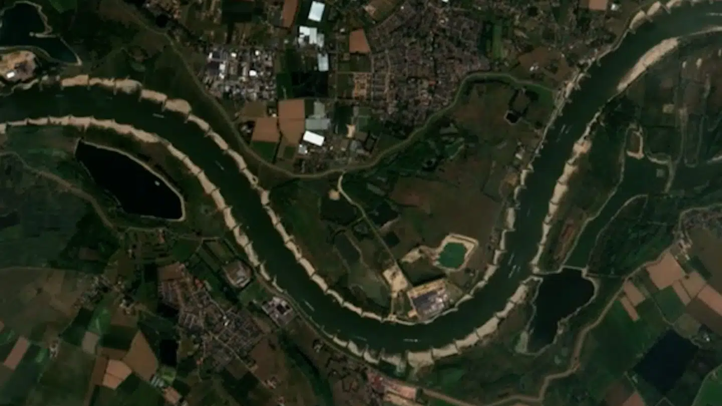 Et satelitbillede, som viser en tør Rhinen. Floden udspringer ved Tomasee i Schweiz, snegler sig gennem det vestlige Tyskland og ind i Holland, hvor den har udløb i Nordsøen.