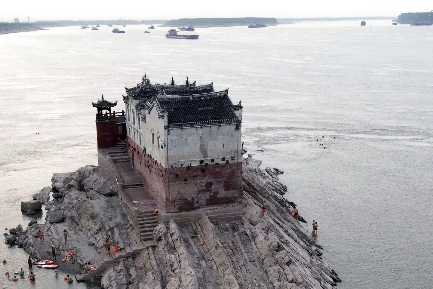Det 700 år gamle tempel Guanyin, der er bygget på en klippe i floden Yangtze i provinsen Hubei. Vandstanden i Yangtze er denne sommer faldet til det laveste i 60 år som følge af en usædvanlig tørke. Rao Guojun/Ritzau Scanpix